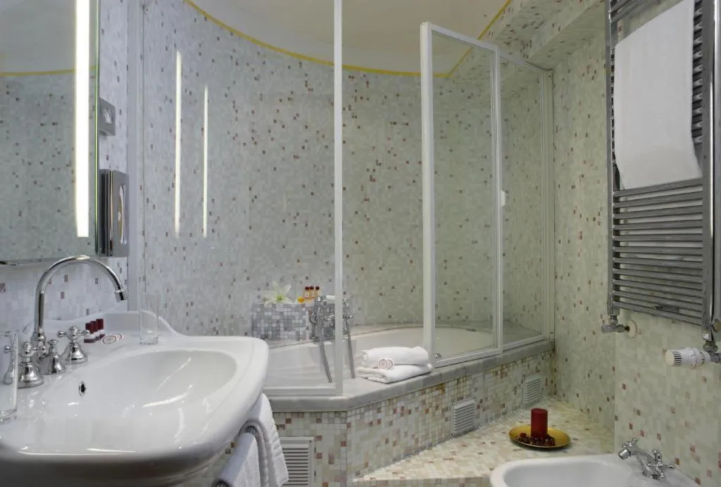 DOUBLE DELUXE CANAL VIEW Room, Liassidi Palace, Venice