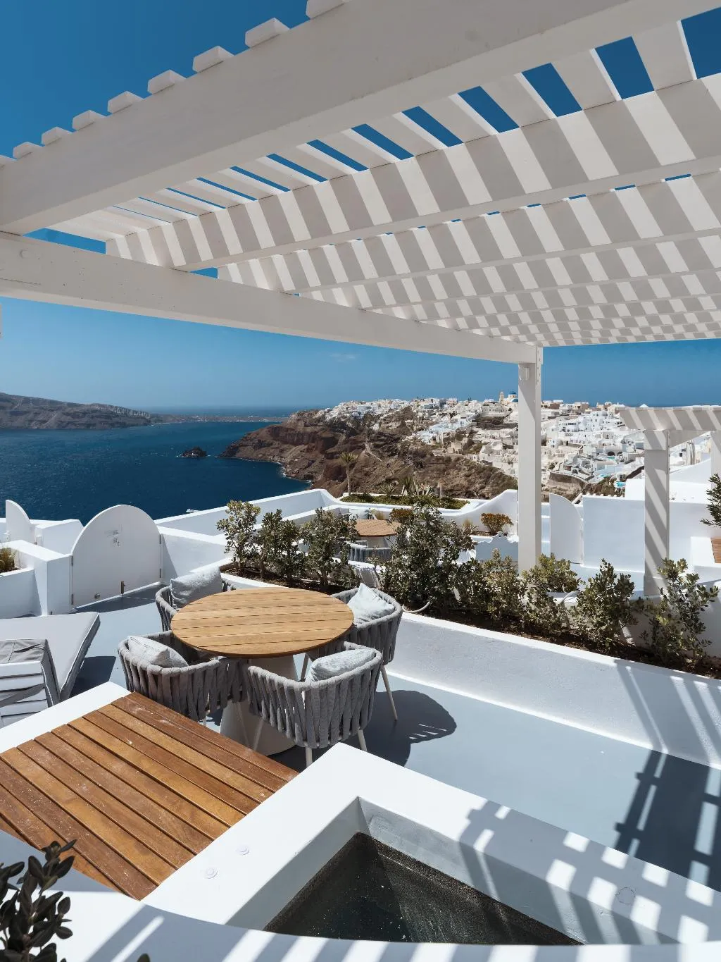 HOUSE WITH JACUZZI Room, IKIES Santorini, Santorini