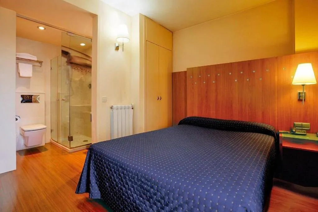 DOUBLE SINGLE USE QUEEN SIZE BED Room, J. Balmes, Costa Brava