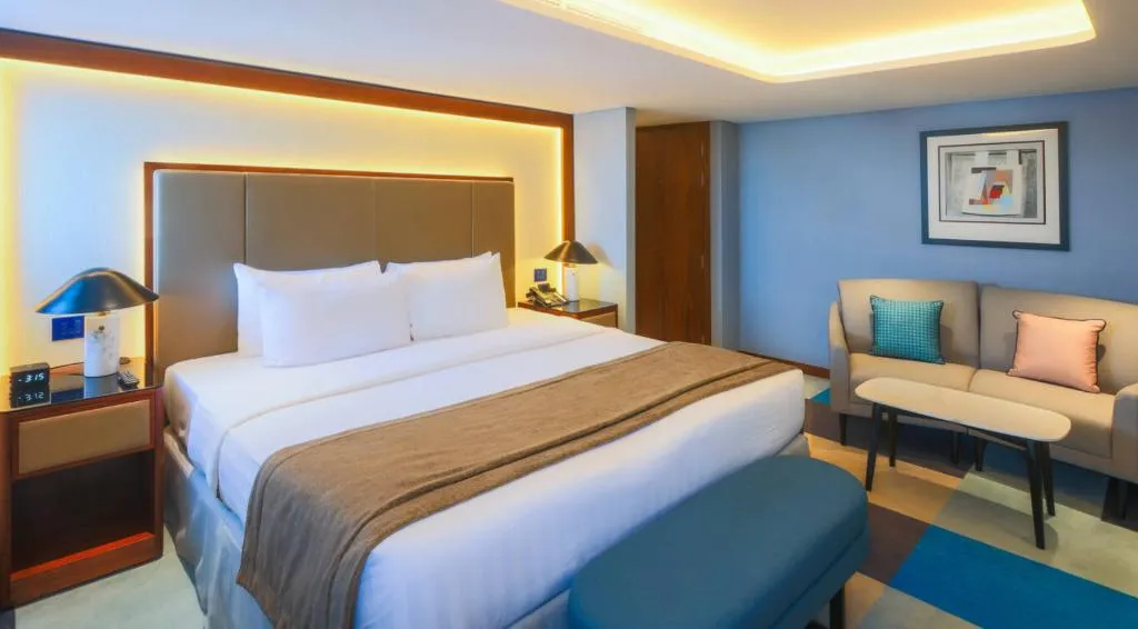 SUITE KING SIZE BED Room, Queen Elizabeth 2, Dubai