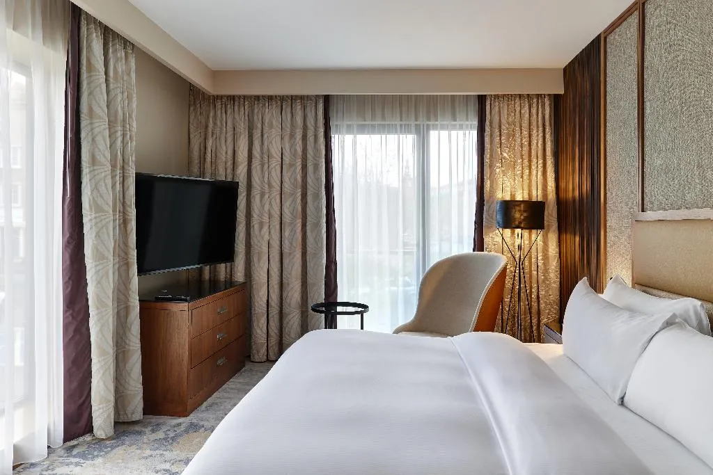 DOUBLE GUEST ROOM KING BED Room, Hilton Gdansk, Gdansk