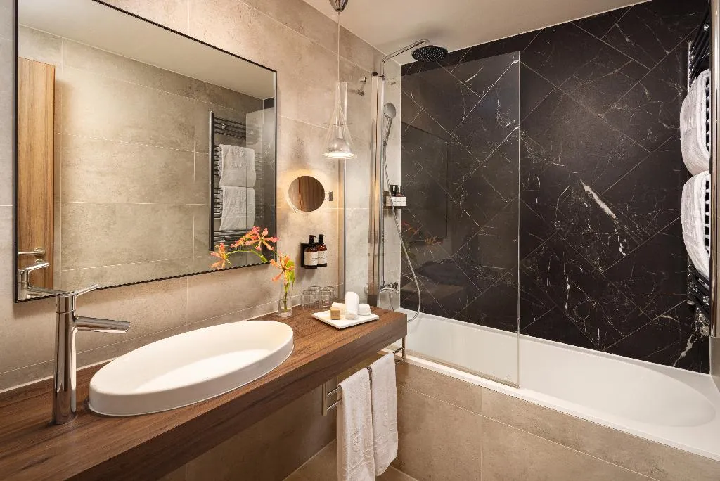 TRIPLE PREMIUM Room, NH Collection Amsterdam Flower Market, Amsterdam