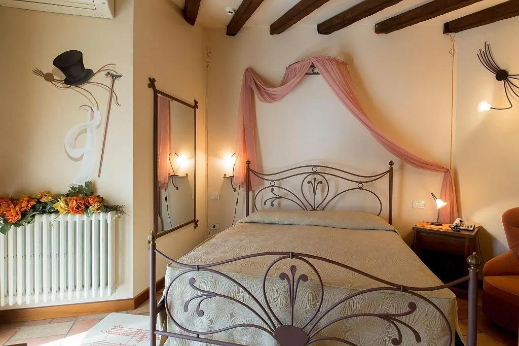 Room, Serenella, Milan