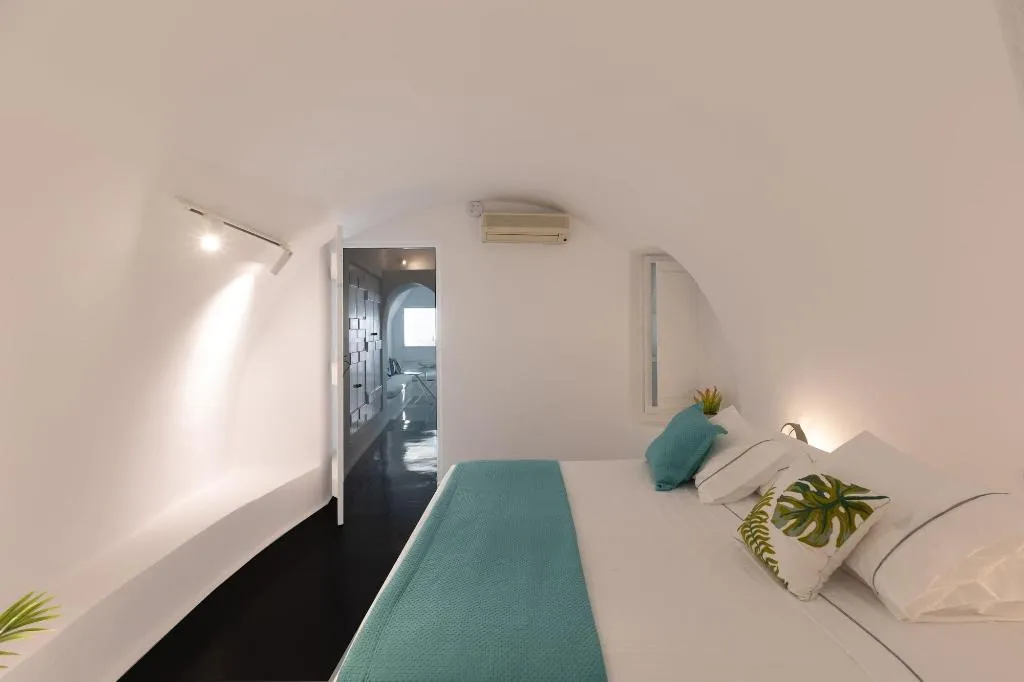 Room, Heavens Edge by Mr and Mrs White, Santorini