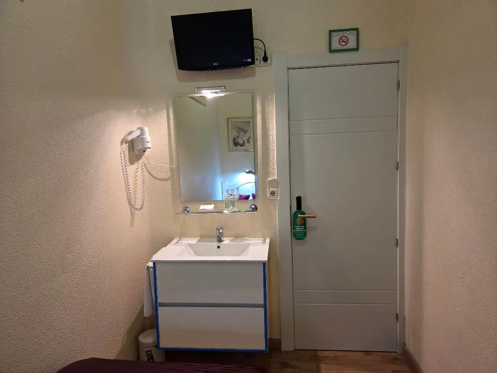SINGLE ECONOMY WITH SHARED BATHROOM Room, Hostal Hispano-Argentino Gran Via, Madrid