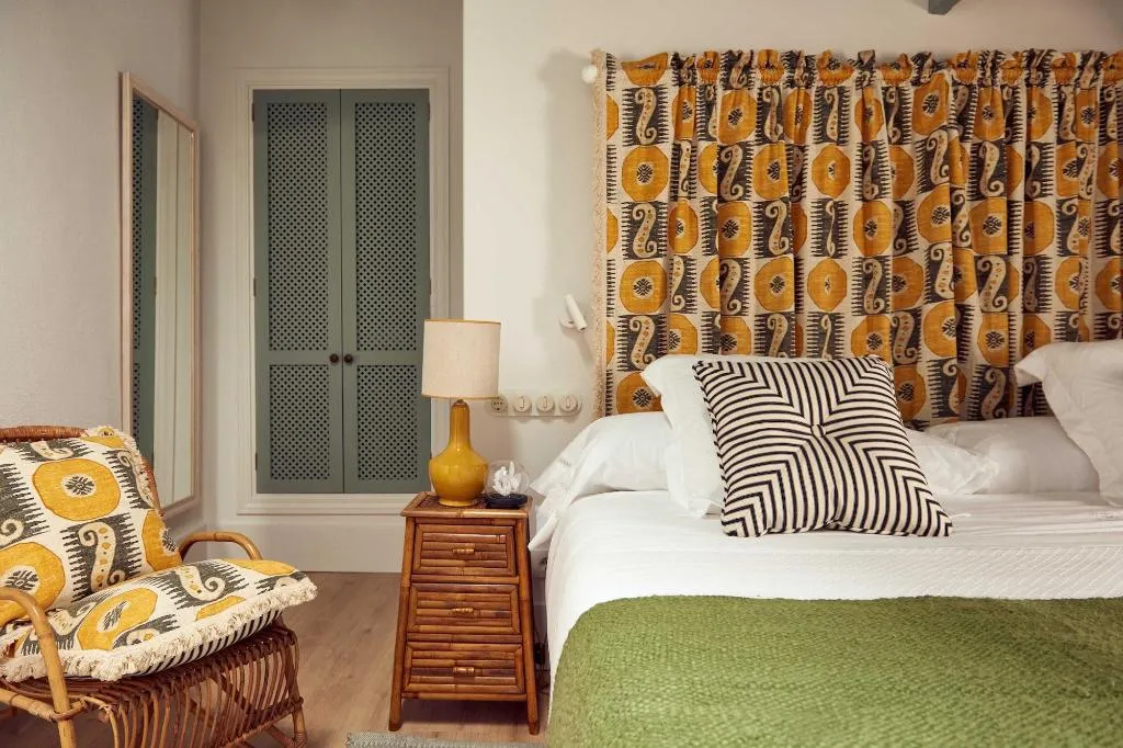 Room, Cristine Bedfor, Menorca