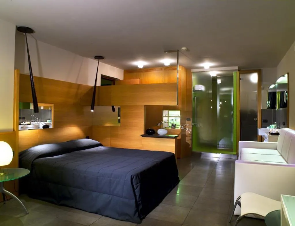 Room, Zone, Rome