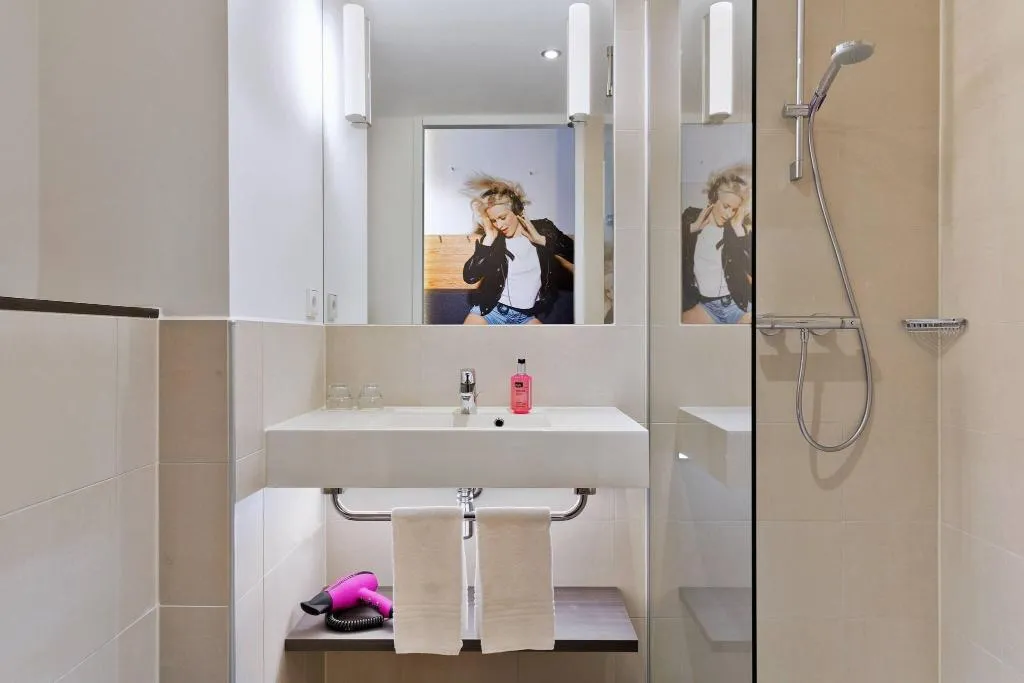 Room, Moxy Amsterdam Houthavens, Amsterdam
