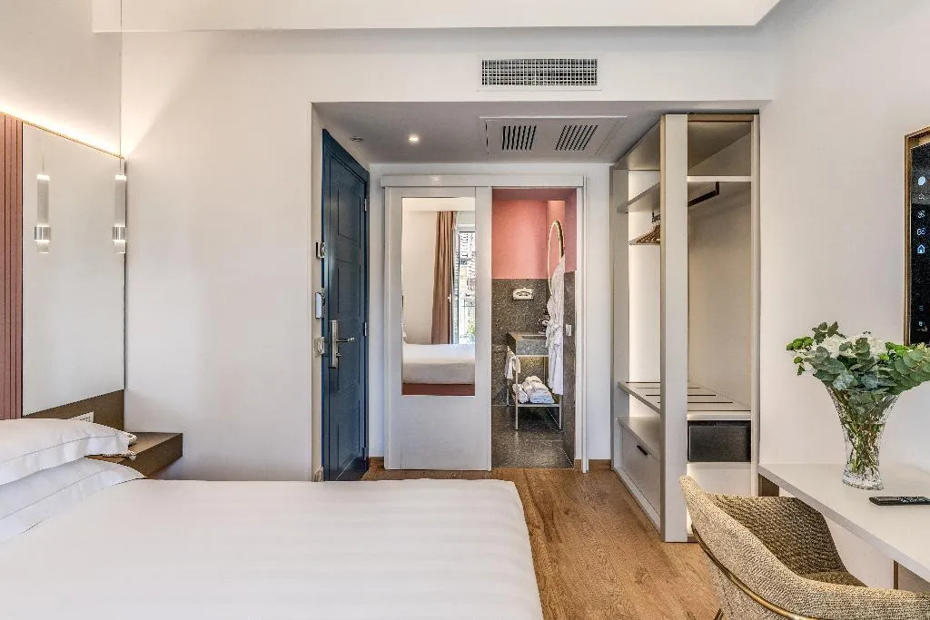 TRIPLE SUPERIOR CITY VIEW Room, Relais Trevi 95 Boutique Hotel, Rome