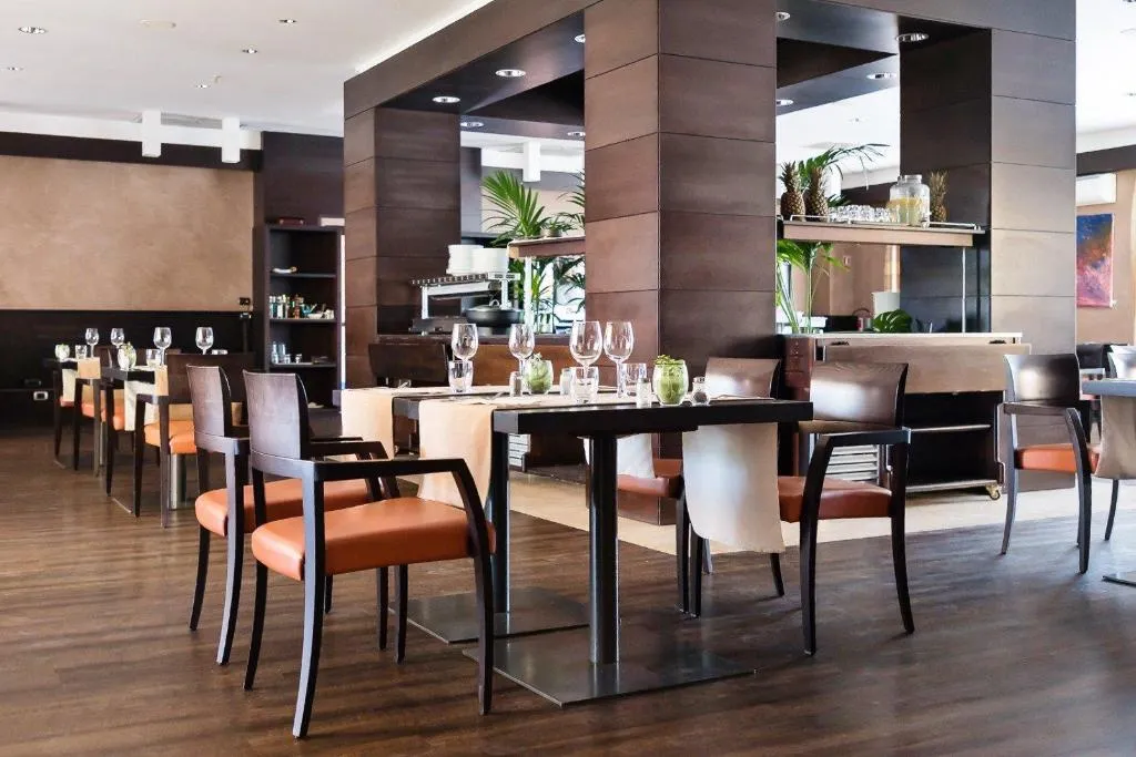 Restaurant, Crowne Plaza Milan Malpensa Airport, Milan