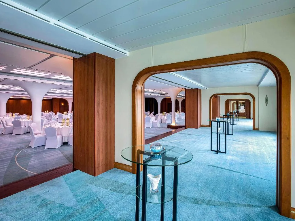 Conferences, Queen Elizabeth 2, Dubai