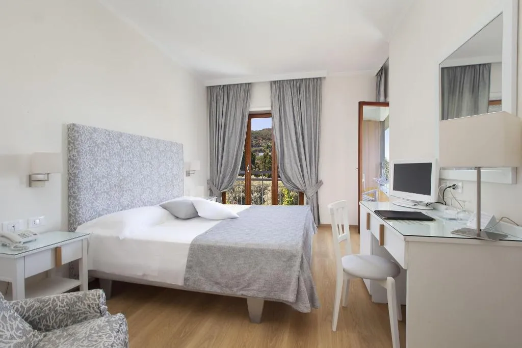Double or Twin GARDEN VIEW Room, Hotel Regina Sorrento, Naples