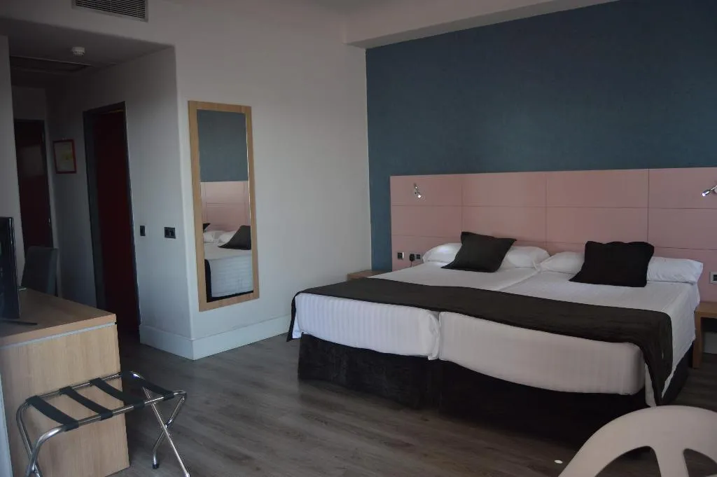 FAMILY ROOM STANDARD Room, Hotel Chamartin the One, Madrid