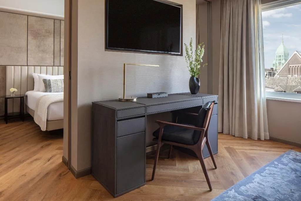 JUNIOR SUITE STANDARD Room, Anantara Grand Hotel Krasnapolsky Amsterdam, Amsterdam