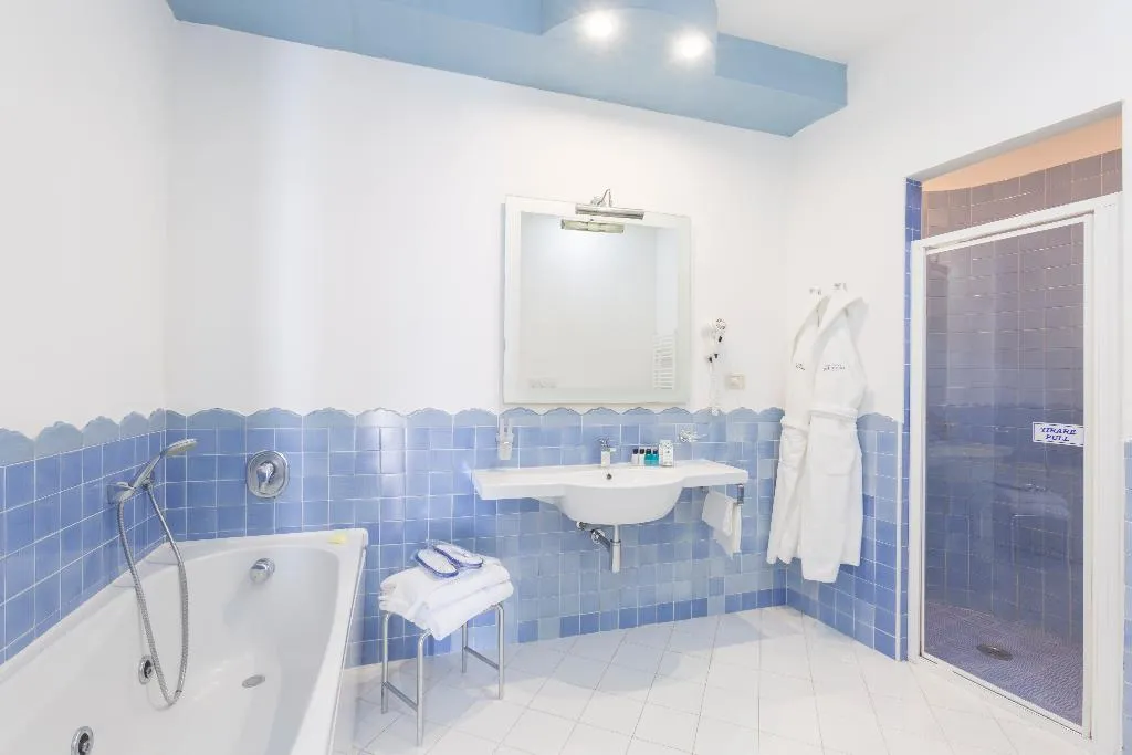 JUNIOR SUITE KING BED WITH JACUZZI Room, Hotel Club Due Torri, Naples