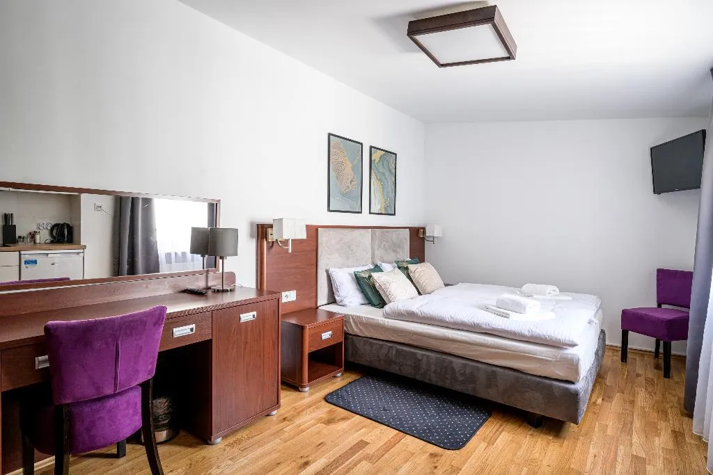 STUDIO ONE BEDROOM ONE BATHROOM Room, On/set Aparthotel, Krakow
