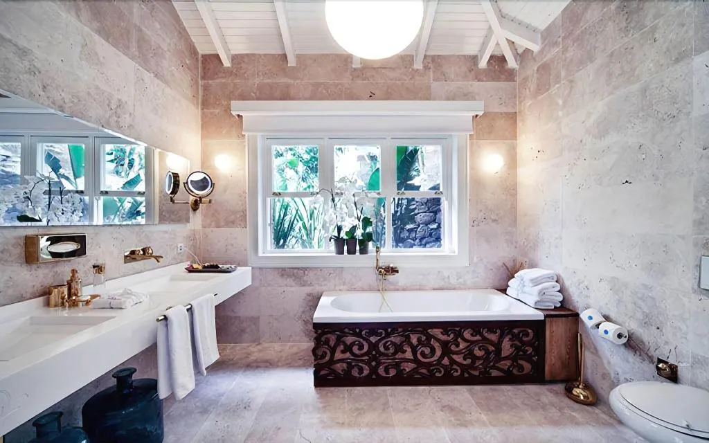 Room, Sabrina's Haus, Dalaman