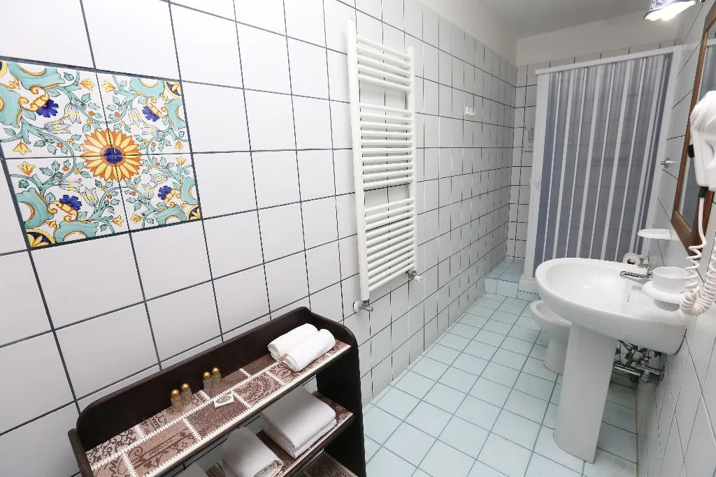 APARTMENT TWO BEDS Room, Santa Lucia 50, Naples