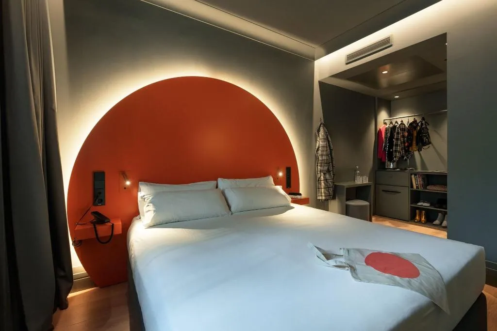 DOUBLE DELUXE QUEEN BED Room, Chic & Basic Dot, Madrid