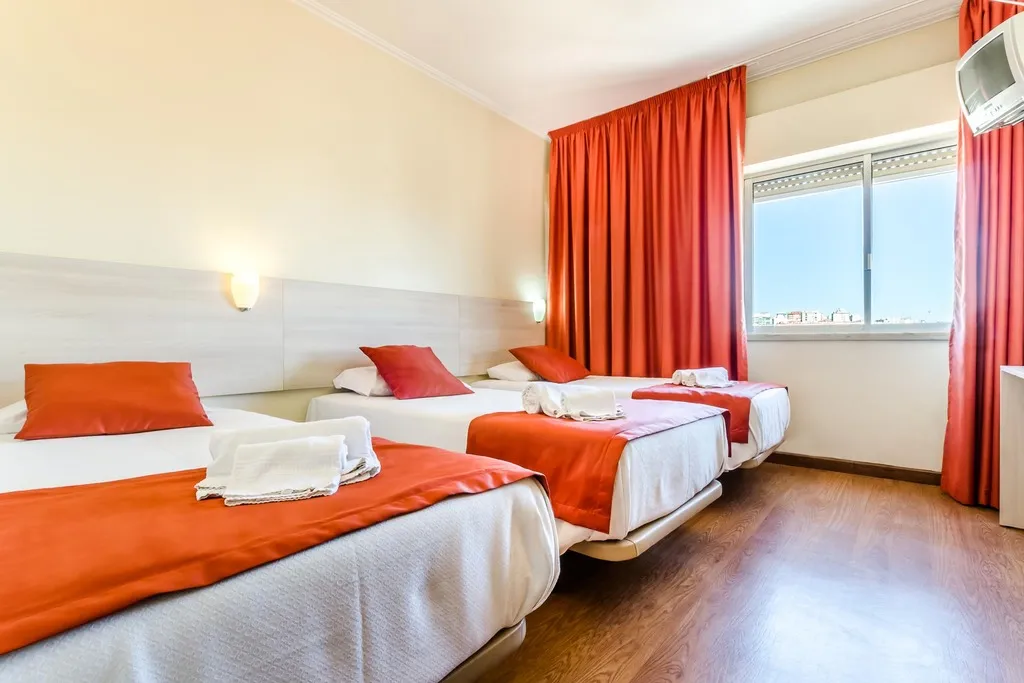 TRIPLE WITH SHARED BATHROOM Room, Jardim da Amadora, Lisbon