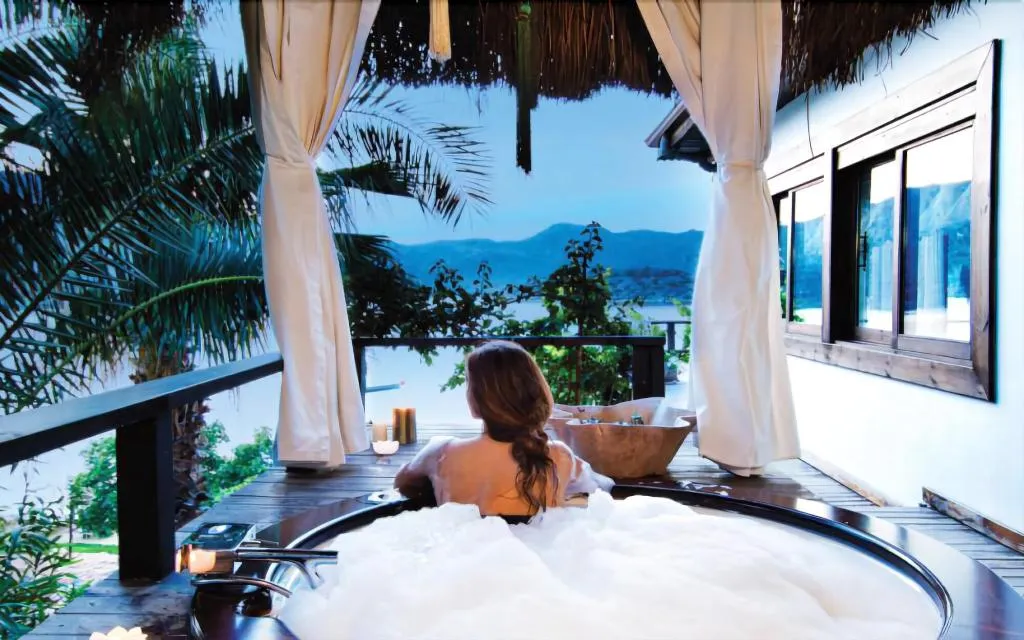Room, Sabrina's Haus, Dalaman