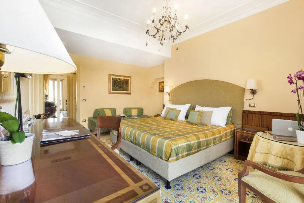 DOUBLE DELUXE QUEEN BED Room, Antiche Mura, Naples