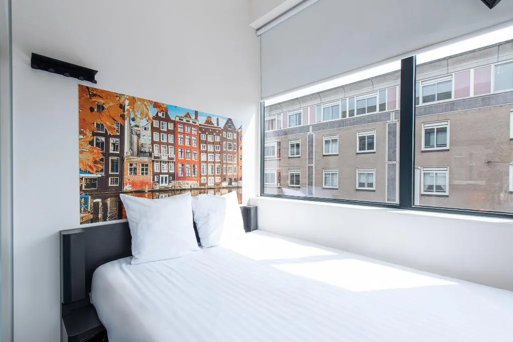 DOUBLE STANDARD Room, easyHotel Amsterdam City Centre South, Amsterdam