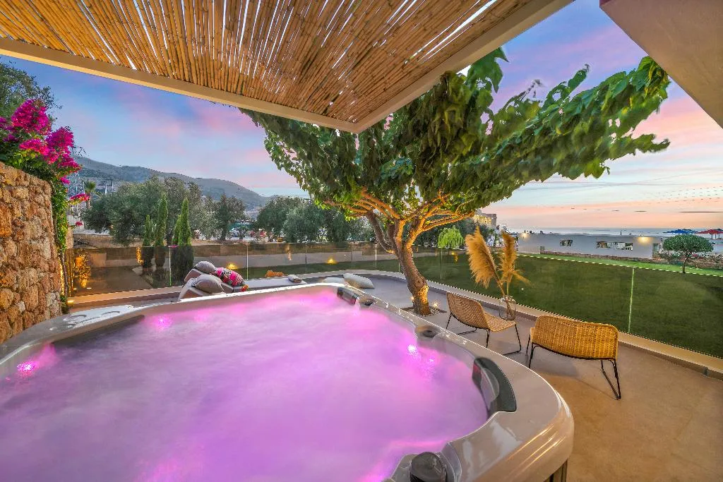 SUITE WITH JACUZZI Room, Notos Heights Hotel & Suites, Crete