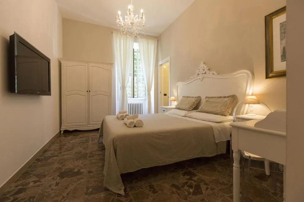Room, B&B New Liberty in Rome, Naples