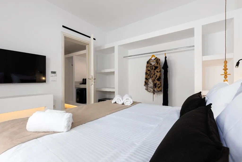 SUITE DELUXE WITH PRIVATE POOL Room, Serapias Suites, Santorini
