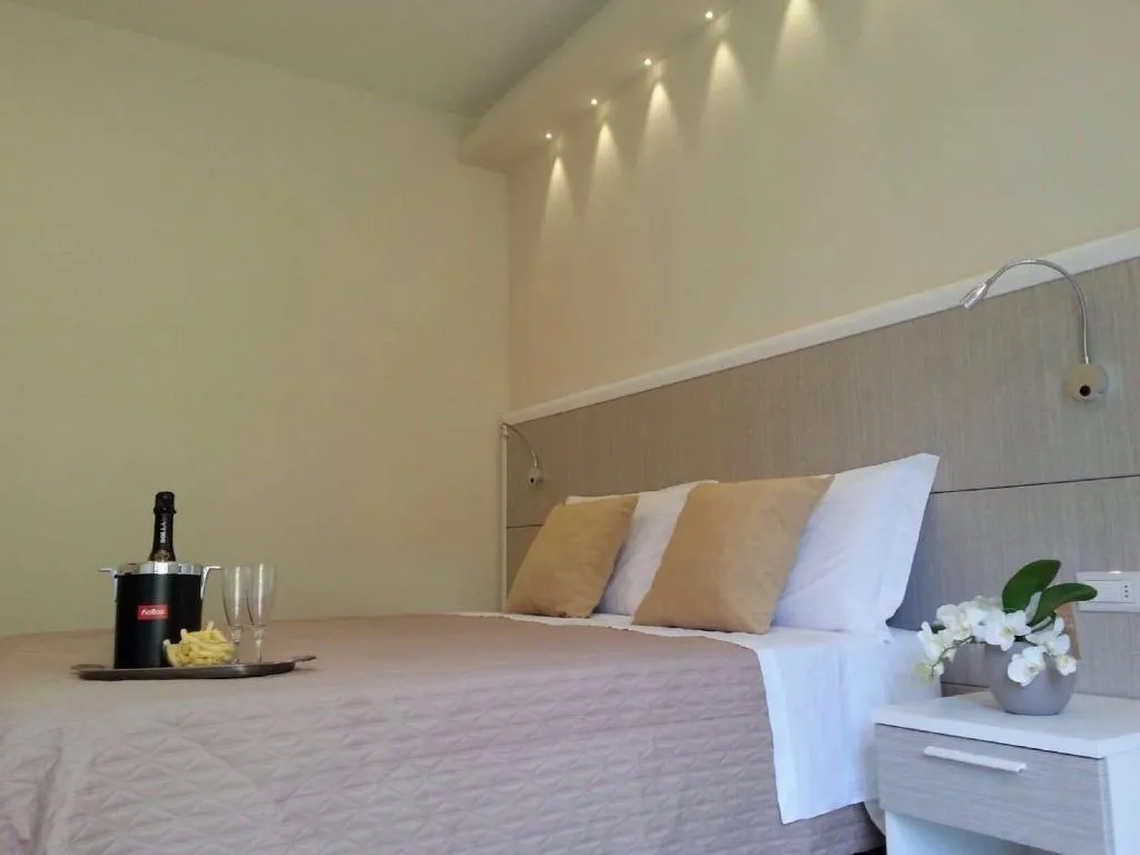 Room, Giardino Sorrentino, Naples