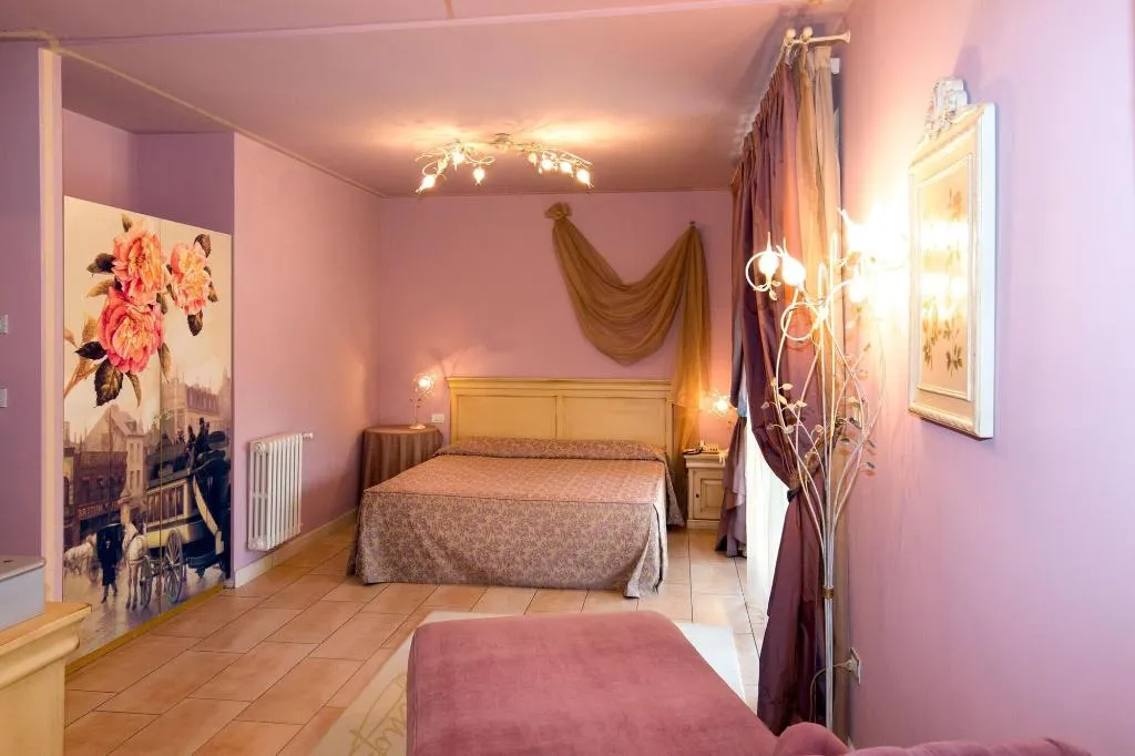 Room, Serenella, Milan