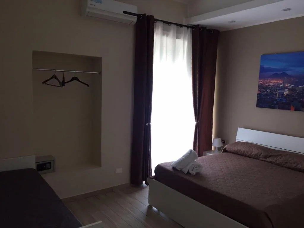 Room, B B Metropolitan, Naples