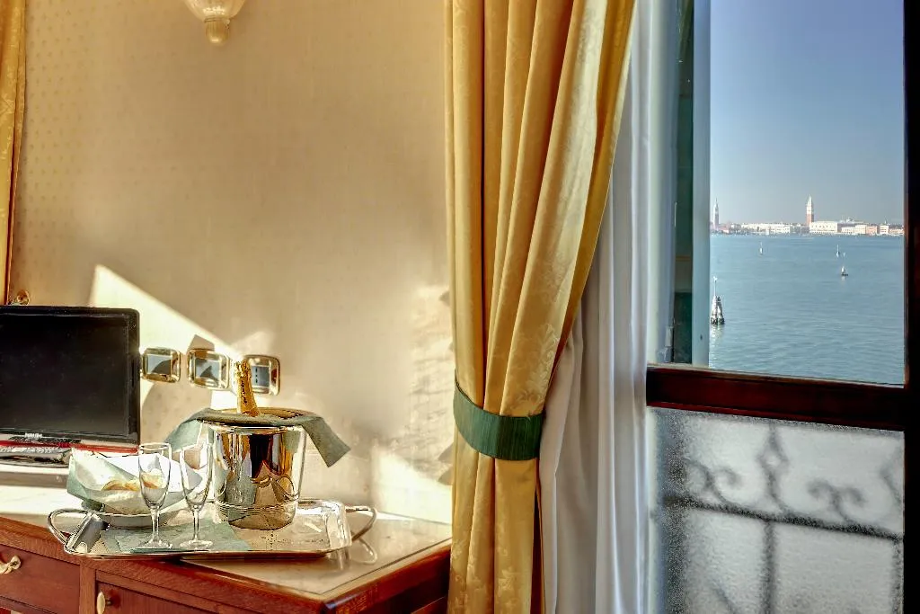 Double or Twin LAGOON VIEW Room, Hotel Panorama, Venice