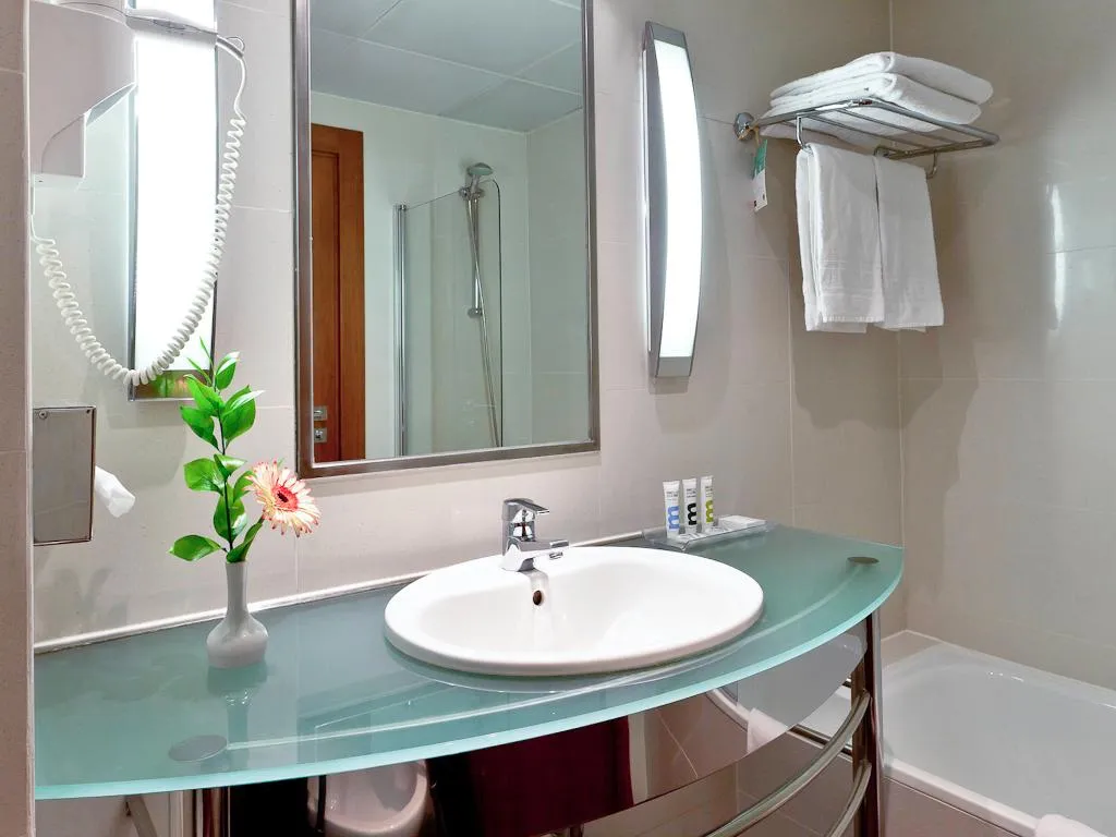 Double or Twin STANDARD Room, Mercure Lisboa Hotel, Lisbon