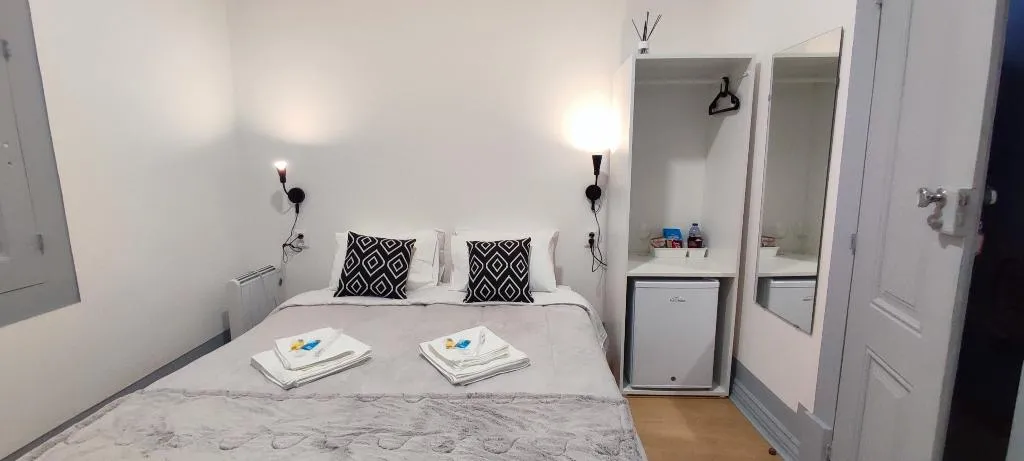 DOUBLE ECONOMY WITH SHARED BATHROOM Room, Vila Santa Cruz Guest House, Porto