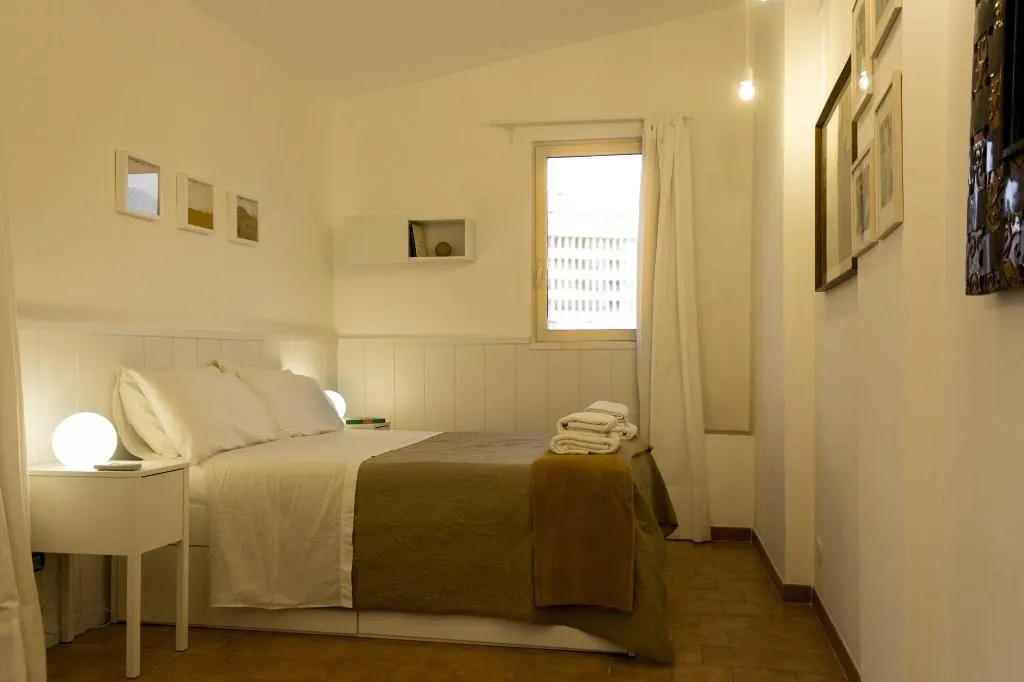Room, Sui Tetti Di Napoli, Naples