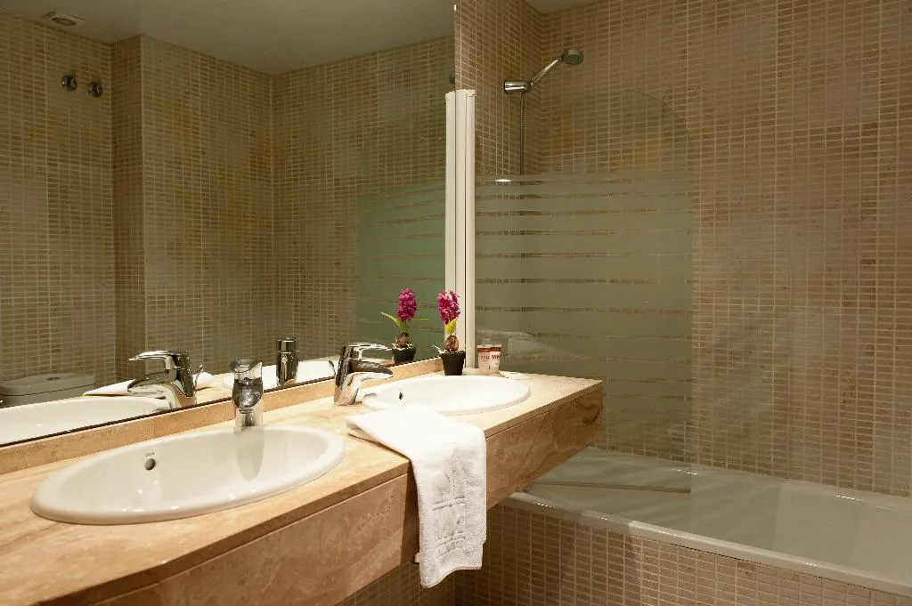 APARTMENT THREE BEDROOMS Room, MH Apartments Gracia, Barcelona