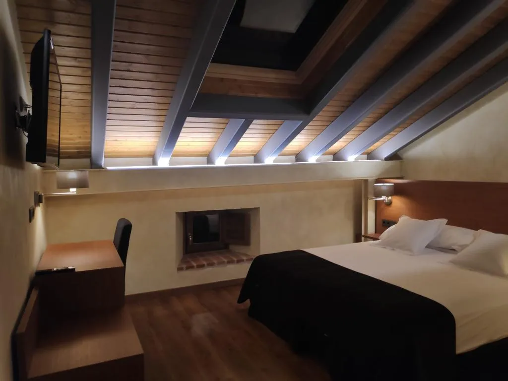 DOUBLE DELUXE ONE BED Room, Las Leyendas, Madrid