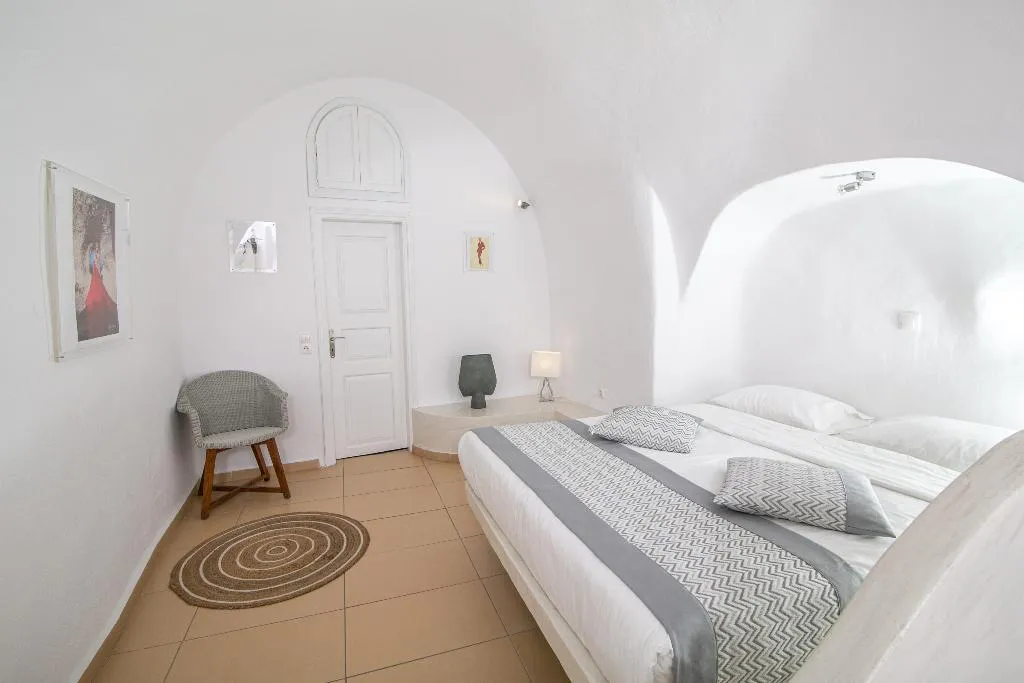 STUDIO STANDARD Room, Vogue Suites, Santorini