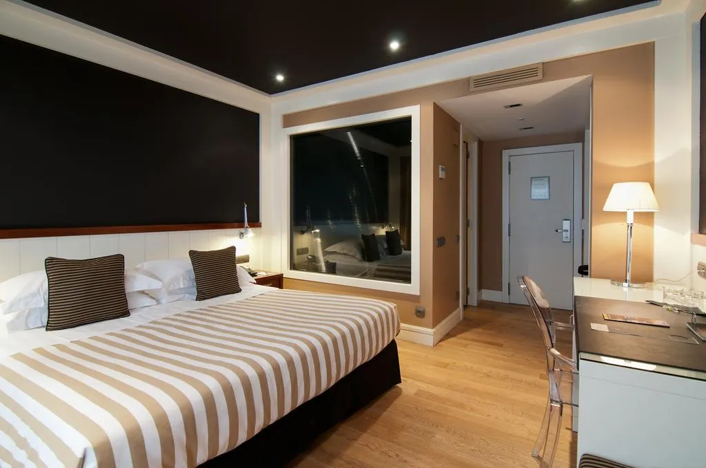 DOUBLE WITH BALCONY Room, U232, Barcelona