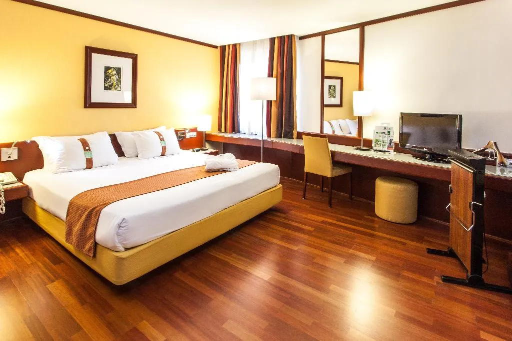 SUITE KING SIZE BED Room, Holiday Inn Lisbon Continental, Lisbon