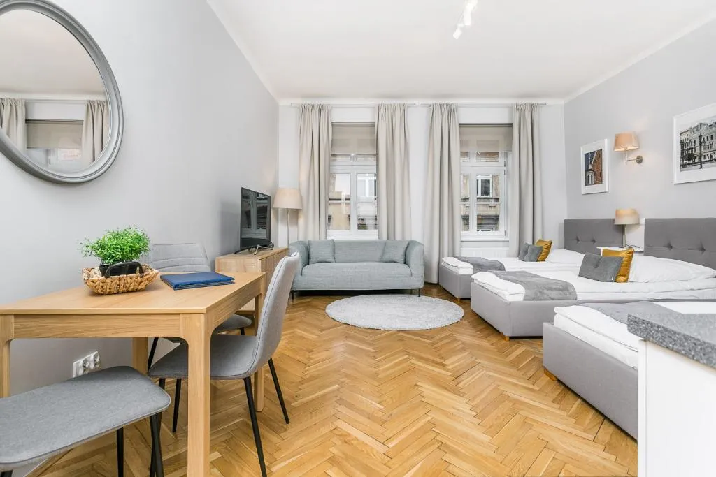 STUDIO CAPACITY 4 Room, Barbican House Apartments, Krakow