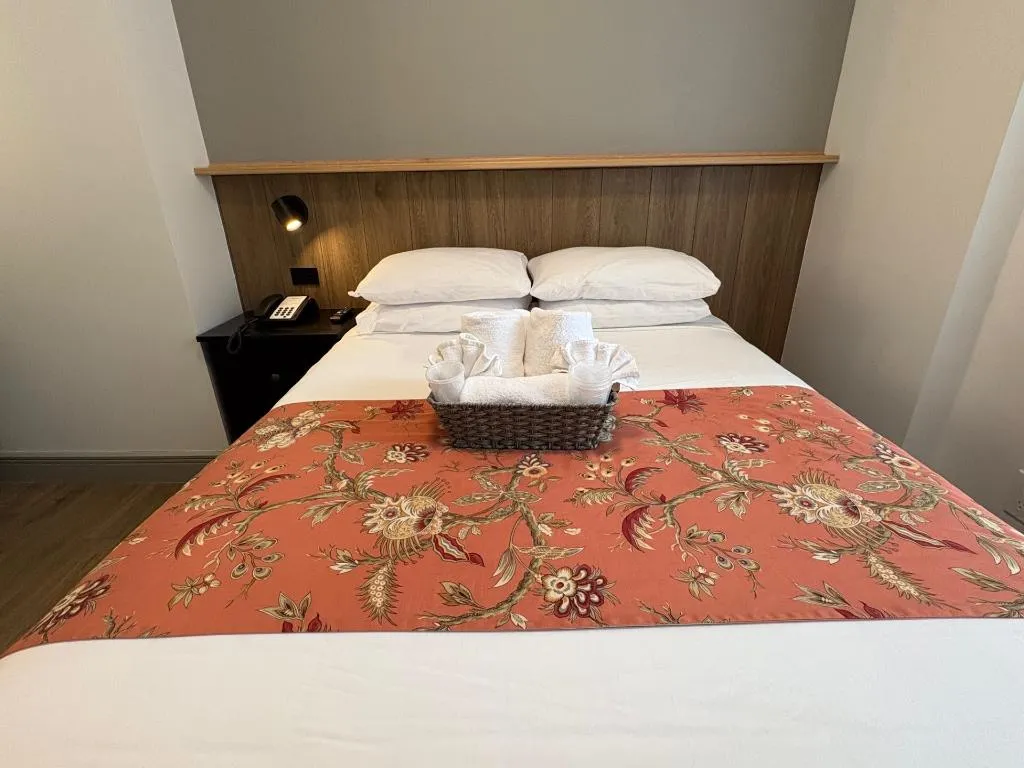 DOUBLE WITH SHARED BATHROOM Room, Americana Inn, New York