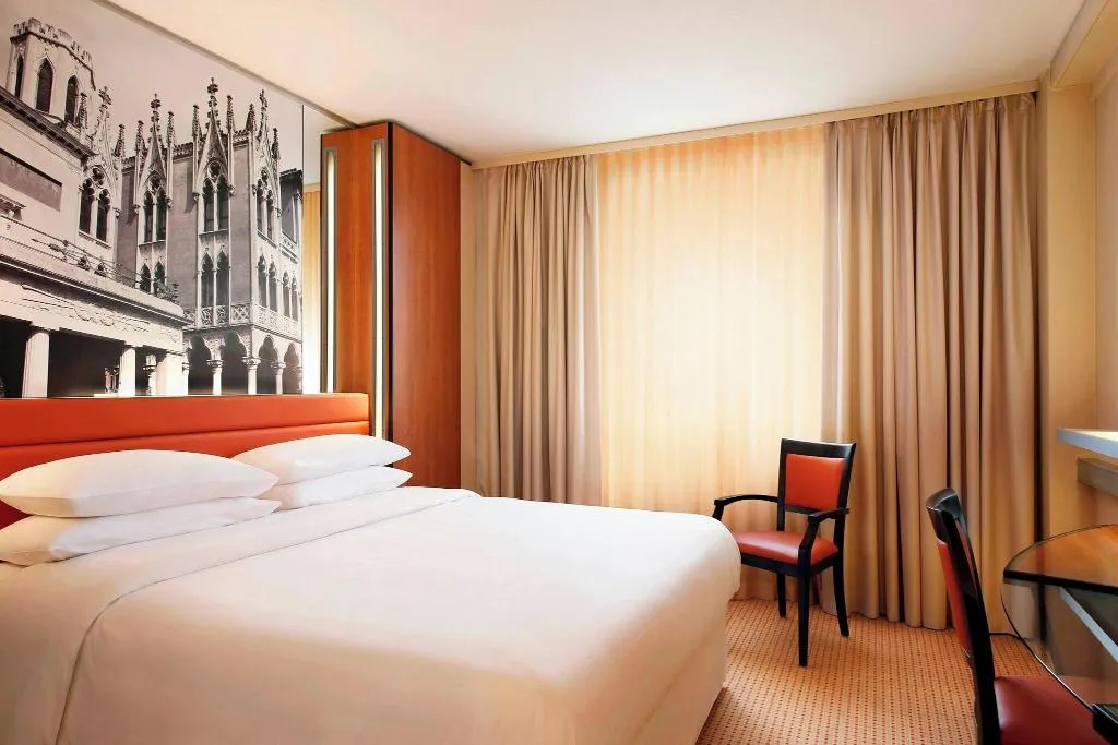 DOUBLE CLASSIC QUEEN BED Room, Sheraton Padova Hotel & Conference Center, Venice