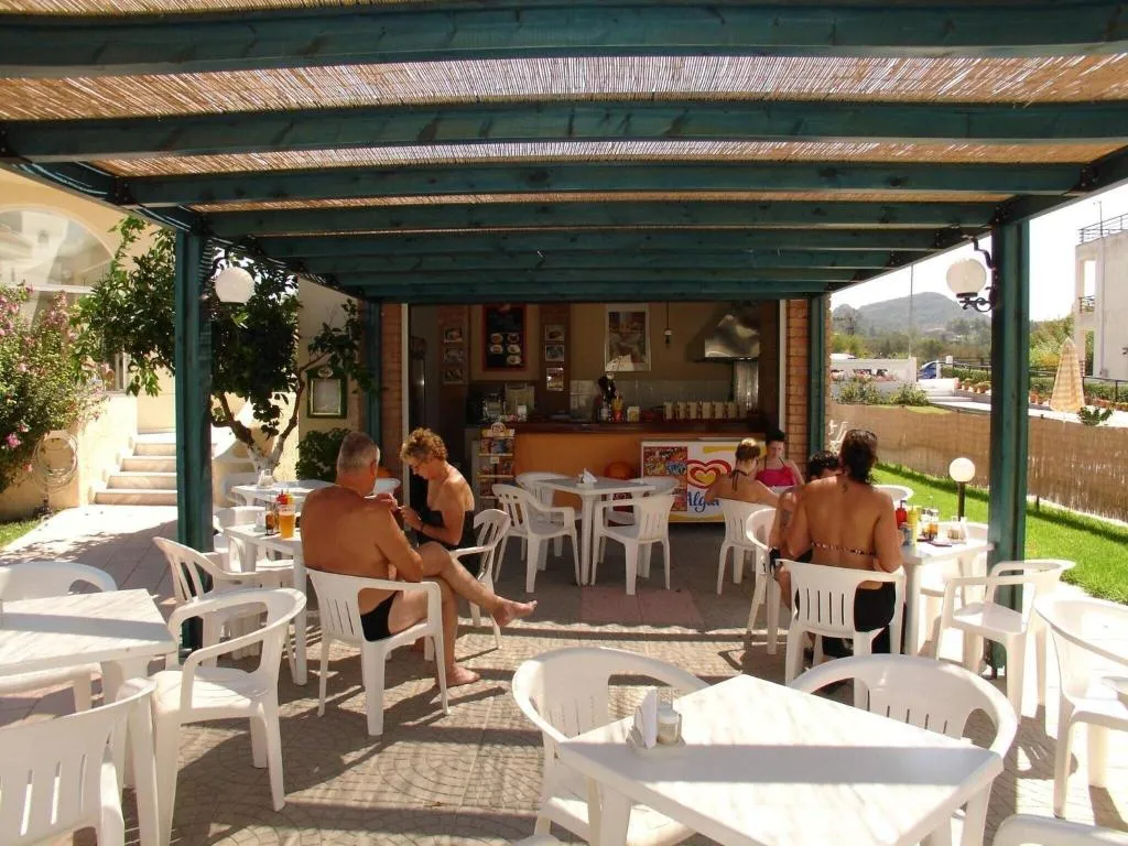 Bar, Summerland, Rhodes