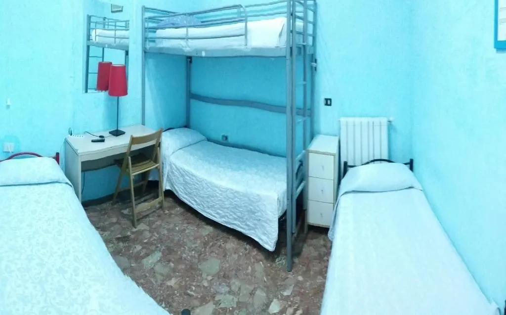 Room, Roma Termini 89, Naples