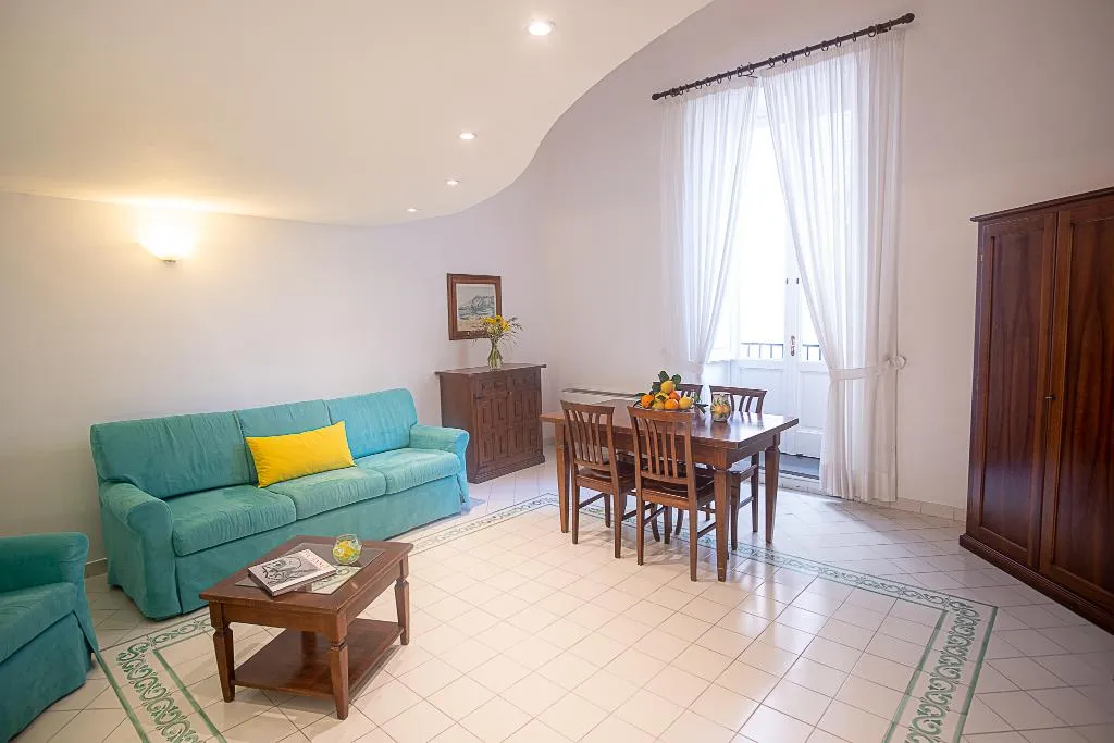 APARTMENT CAPACITY 2 Room, Antico Palazzo Scala, Naples