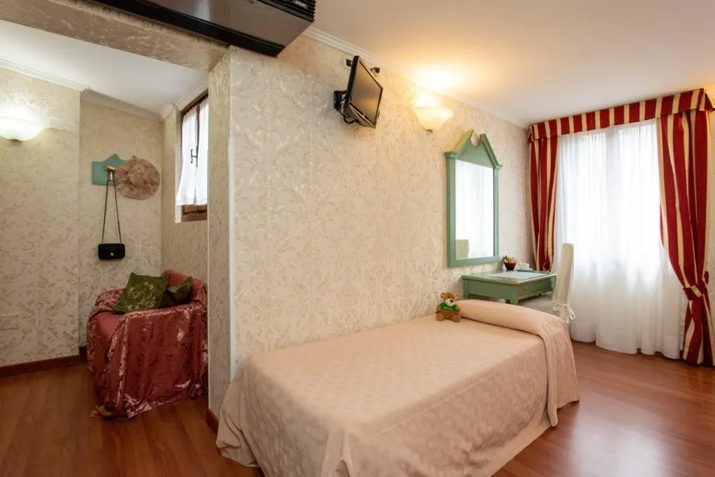 TRIPLE CLASSIC Room, Tintoretto Hotel, Venice