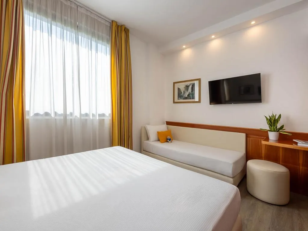 TRIPLE STANDARD Room, iH Hotels Milano St. John, Milan